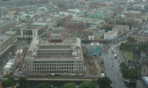 Blick auf das Stadtschloss während der Bauphase. Die 115 Erdwärmesonden wurden auf dem Platz direkt neben dem Schloss untergebracht, die Energiepfähle unter dem Gebäude vor der Kuppel. Foto: Szczecinolog / Wikimedia / Lizenz unter CC-BY-SA 4.0