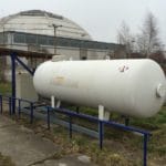 Die betriebseigene Autogas-Tankstelle. Im Hintergrund der Kohlrabizirkus, eines der Wahrzeichen Leipzigs. Foto: Urbansky