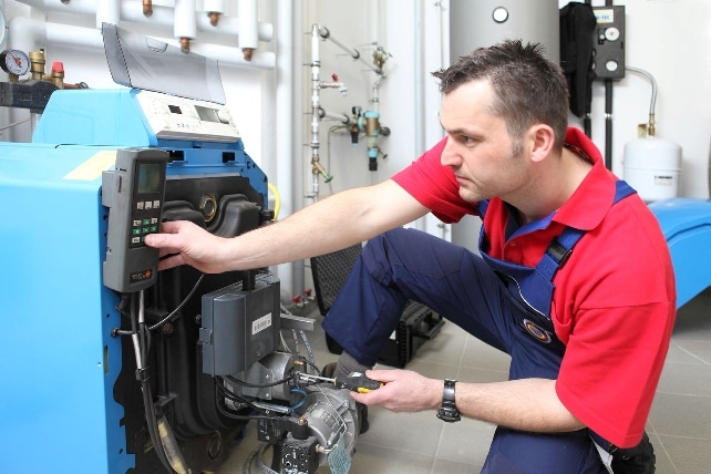 Foto: intelligent-heizen.info Heizöl, Handwerk, Ölheizung, Heizungsbauer