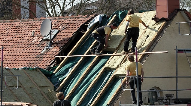 640px-Dachisolierung_Steinwolle_01 Vorschaubild: Dachdecker beim Verlegen von Steinwollematten zur Dachisolierung an einem Altbau. Foto: Armin Kübelbeck / Wikimedia / Linzenz unter CC-BY-SA