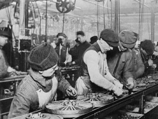 Workers on the first moving assembly line put together magnetos and flywheels for 1913 Ford autos, Highland Park, Michigan / Wikimedia / gemeinfrei