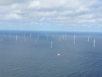 Zwar ist Offshore-Wind fast grundlastfähig, weil über dem Wasser immer ein Lüftchen weht. Doch auch hier sind genaue Prognosen der Windstärke und Windrichtung nötig, um die Erträge genau einschätzen zu können. Foto: Urbansky Windkraft, Wetter, Solarstrom, Wetterpognose, Stromnetz