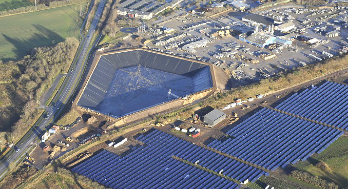 markt_st_arcon-sunmark_merger Solarthemriekraftwerk der VOJENS FJERNVARMEVÆRK im dänischen Vojens mit insgesamt 70.000 Quadratmetern Kollektorfläche und 50 MW Leistung. Links ist ein 14 Meter tiefer Wärmespeichr zu sehen, der Warmwasser für den Winter speichert. Foto: Arcon Sunmark