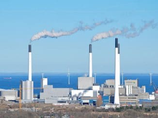 Heizkraftwerk von HOFOR auf der Kopenhagener Insel Amager. Befeuert wird es mit Holz- und Strohpellets sowie zu Teilen mit Kohle. Foto: Bob Collowân / Wikimedia / Lizenz unter CC BY-SA 3.0
