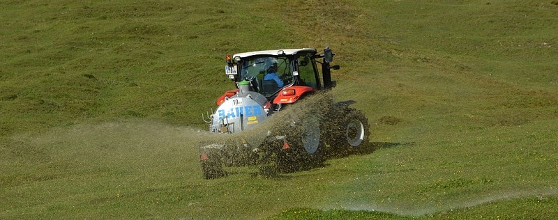 Statt auf dem Feld kann die Gülle auch zur Energieerzeugung eingesetzt werden. Für den Regelenergiemarkt ist dies allerdings noch zu früh. Foto: Wald1siedel / Wikimedia / Lizenz unter CC-BY-SA 4.0