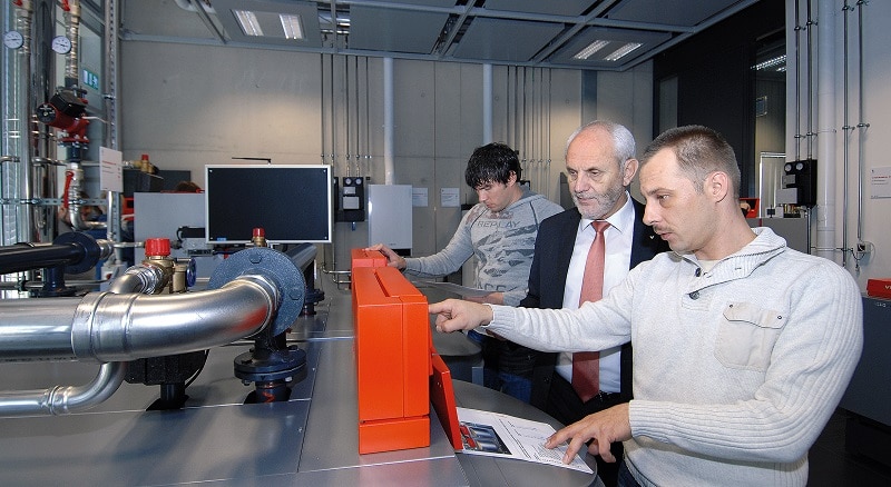 Schulungen wie hier bei Viessmann, stehen sowohl bei den Handwerkern als auch Herstellern hoch im Kurs, wenn es um Brennwerttechnik geht. Foto: Viessmann