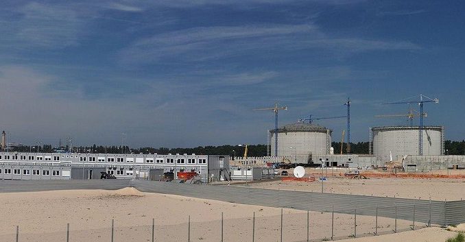Świnoujście,_Terminal_LNG_gazoport_-_fotopolska.eu_(337768) Der im Bau befindliche LNG-Terminal von Świnoujście. Foto: YarluFileBot / Wikimedia / Lizenz unter CC BY-SA 3.0