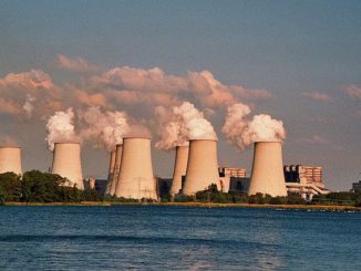 Teile des Kraftwerks Jänschwalde von Vattenfall verbleiben in der unsinnigen Kohlereserve: Foto J.-H. Janßen / Wikimedia / Lizenz unter CC BY-SA 3.0