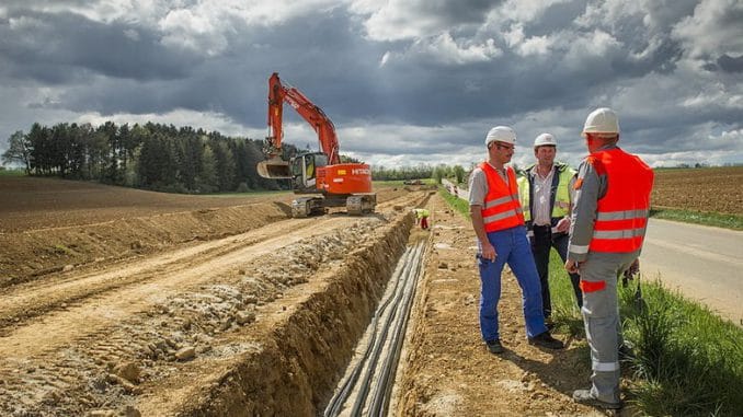 Bau_der_unterirdischen_110.000-Volt-Leitung_zwischen_Zimmern_und_Rottweil Verlegung einer 110-kV-Erdkabels in Baden-Württemberg. Foto Nico Pudimat / Wikimedia