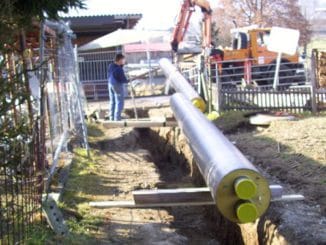 Verlegung eines hocheffizienten KMR-Rohres in Büsingen. Foto: Solarcomplex