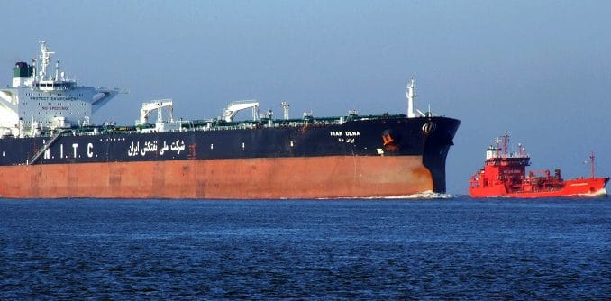 Iran_Dena_ Wohin treibt der Ölpreis? Mit der Rückkehr des Irans an die weltweiten Handelsplätze, hier der Tanker Dena vor Rotterdam, wird auch weitere Bewegung und die Ölpreise kommen. Foto Alf van Beem / Wikimedia / Lizenziert unter CC0