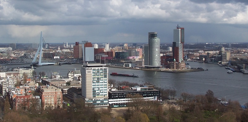 Besonders nah am Wasser gebaut und deswegen sensibel für Umweltbelange: Rotterdam. Foto: Torero / Wikimedia / Lizenz unter CC BY-SA 3.0