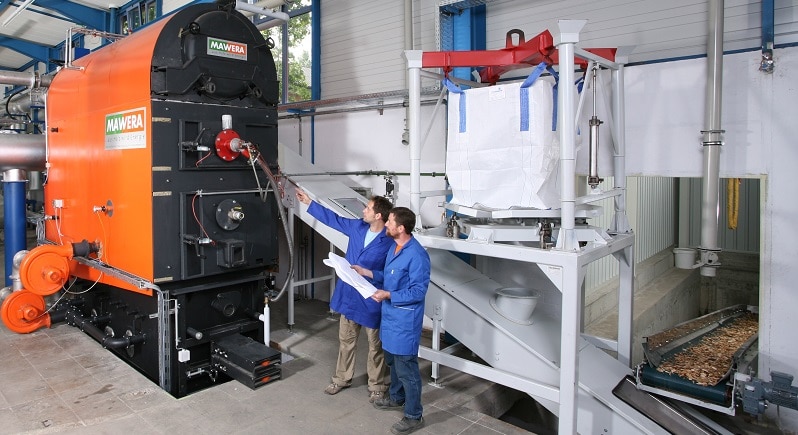 Abgasreinigung ist bei dem neu getesteten Bio-Mix-Brennverfahren nötig, hier der Test im Verbrennungstechnikum in Sulzbach-Rosenberg. Foto Fraunhofer UMSICHT / Kurt Fuchs