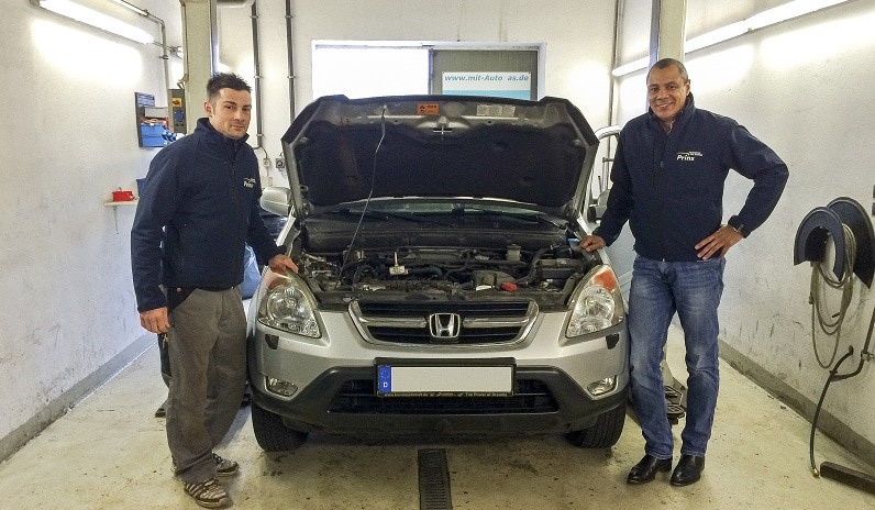 Werkstattmeister René Fürst (links) und Sékou Timplan planen eine Umrüstung. Foto: Urbansky
