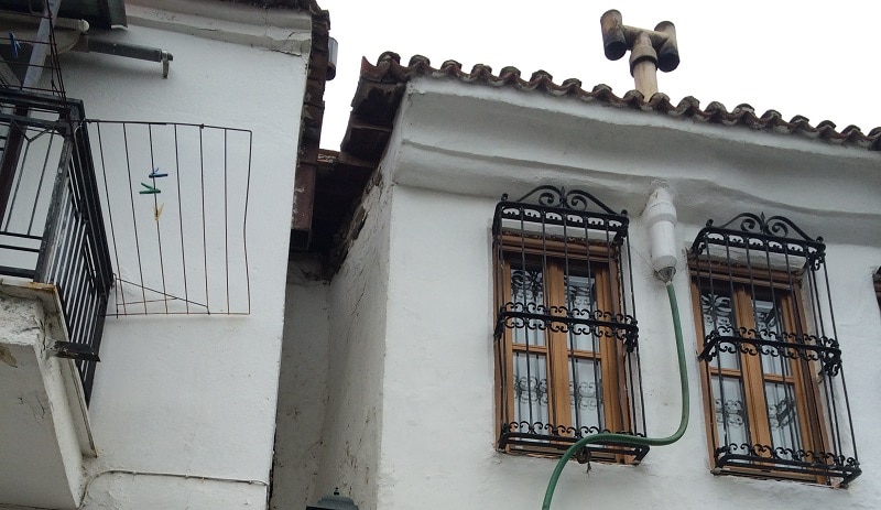 Waghalsige Konstruktion, aber funktioniert - in Griechenland muss sich niemand mit Verbrennungsverboten rumschlagen. Foto: Urbansky