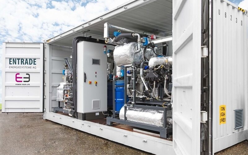 Vorschaubild: Das gesamte BHKW passt in einen Container. Fotos: Entrade