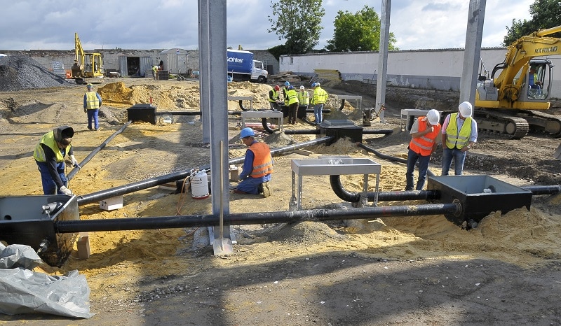 Durch die Kompaktbauweise gibt es nur weniger einzelne Rohrverbindungen, sondern nur eine Leitung - zwischen den Tanks und je eine zu den Zapfsäulen. Dazu noch die Leerrohre für die elektrischen Anschlüsse. Die fünfte, schräge Rohverbindung dient hier in Dortmund dazu, dass die Kraftstoffsorten aus den drei Kammern des einen und die aus den zwei Kammern das anderen Tanks variabel gewechselt werden können. Foto: BSP/Archiv