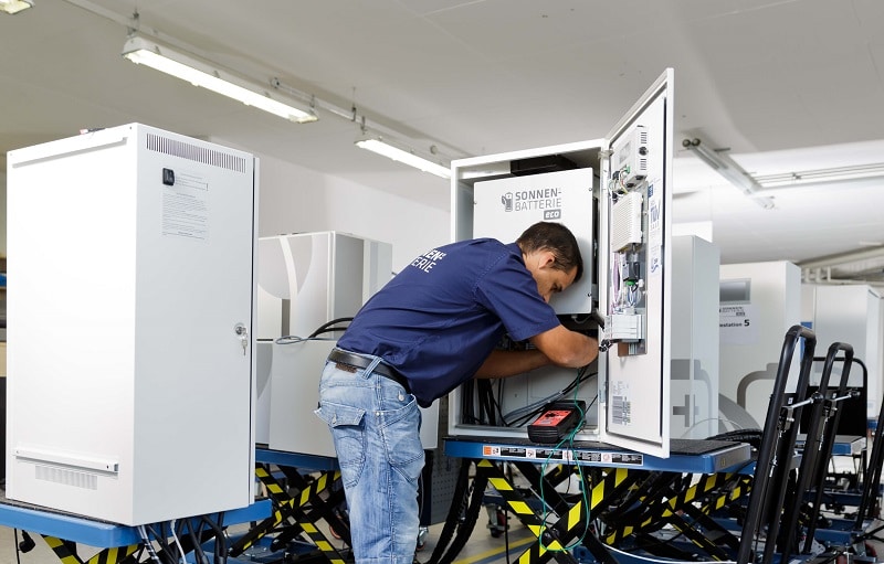Endprüfung eines Solarspeichers. Foto: Sonnenbatterie