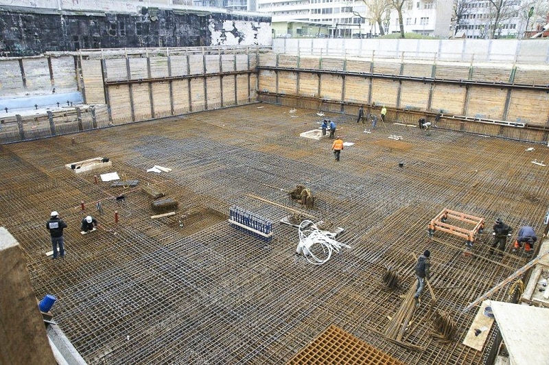 Die Kupferschlangen für die Wärmepumpe wurden vor der Stahlarmierung in den Boden verlegt. Foto: Geo-En