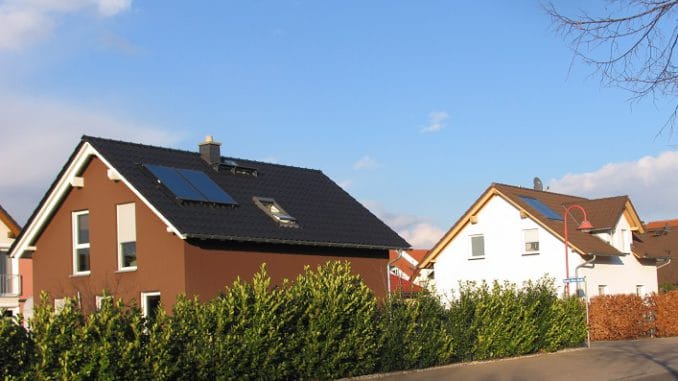 IMG_8797 Erneuerbare wie Solarthermie sind im Neubau längst Alltag, im Bestand wollen sie die Grünen zur Pflicht machen. Foto: Urbansky
