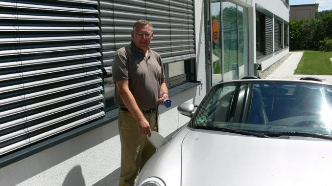 Walter_betankt_sein_Elektroauto_mit_Solarstrom Unser Gesprächspartner Wolfram Walter von ASD Sonnenspeicher beim Betanken seines E-Mobils. Foto: ASD Solar