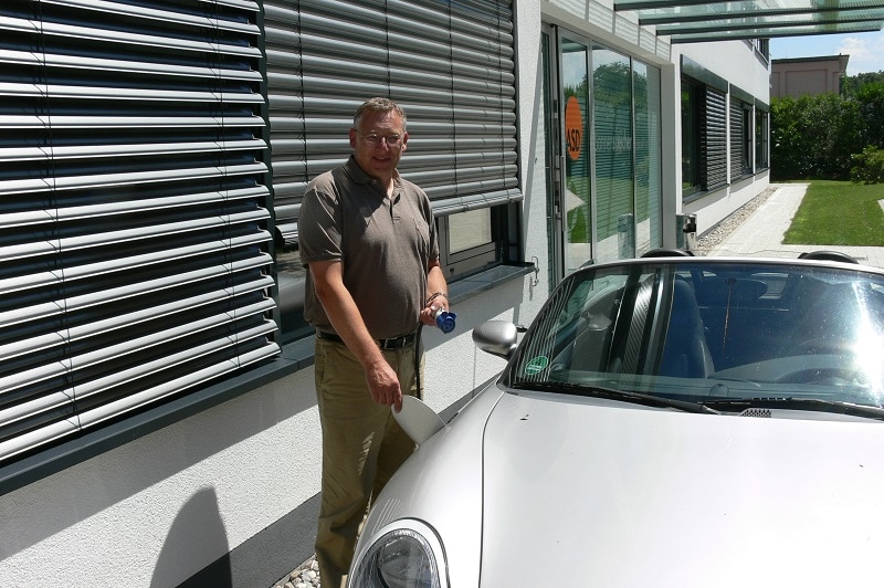 Unser Gesprächspartner Wolfram Walter von ASD Sonnenspeicher beim Betanken seines E-Mobils. Foto: ASD Solar