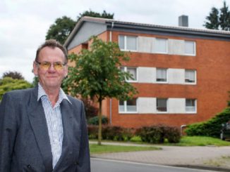 Thomas Henne vor dem fast autarken Mehrfamilienhaus. Foto: Cleantech Media