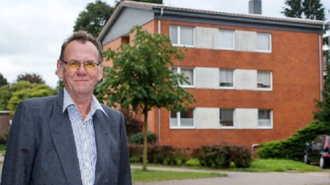 henne Thomas Henne vor dem fast autarken Mehrfamilienhaus. Foto: Cleantech Media