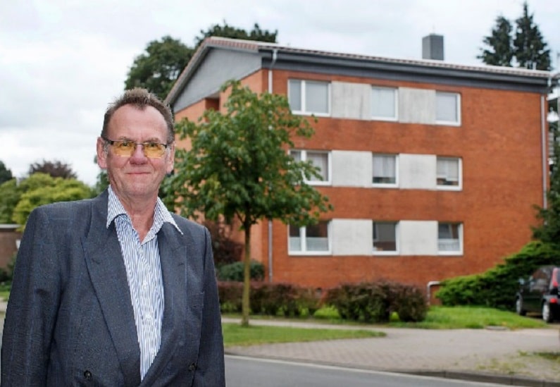 Thomas Henne vor dem fast autarken Mehrfamilienhaus. Foto: Cleantech Media
