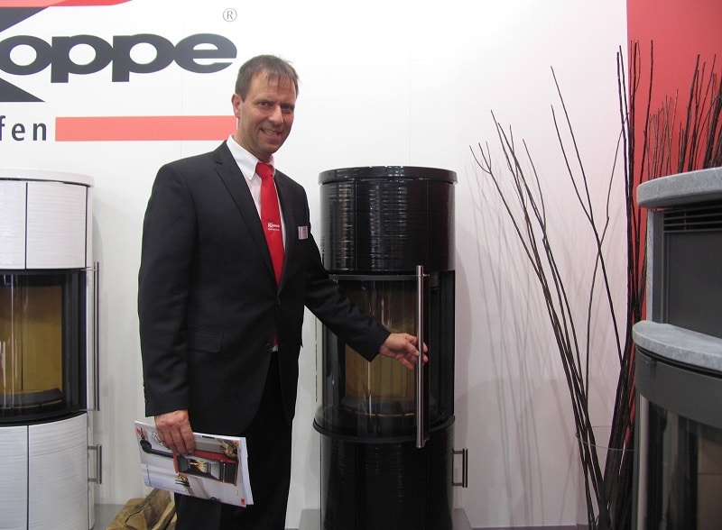 Komplett aus Keramik gefertigt: Kaminofen von Koppe, gezeigt von Verkaufsleiter Ralf Lützner. Foto: Urbansky