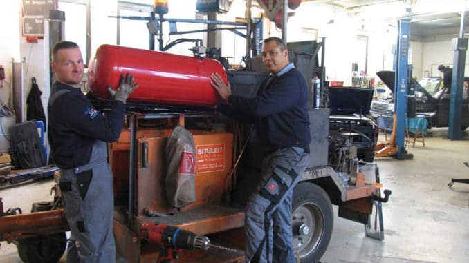 IMG_8886 Sékou Timplan (rechts) und ein Mitarbeiter montieren in ihrer Leipziger Werkstatt einen 100-Liter-Autogas-Tank. Die Vorrichtungen dafür fertigten sie selbst. Foto: Urbansky