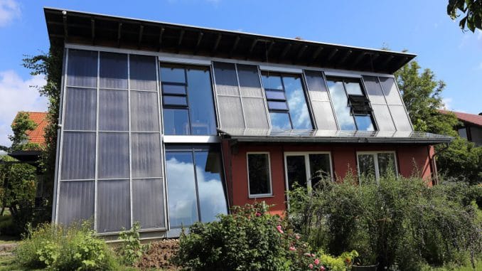 Heizen_mit_der_Sonne SolarAktivHäuser wie das in Freiburg heizen hauptsächlich mit Sonnenwärme. Forscher haben wissenschaftlich untersucht, wie sich deren Energiekonzept weiter optimieren lässt und wurden dabei vom Bund gefördert. Foto: Klaus Lambrecht, www.solaroffice.de