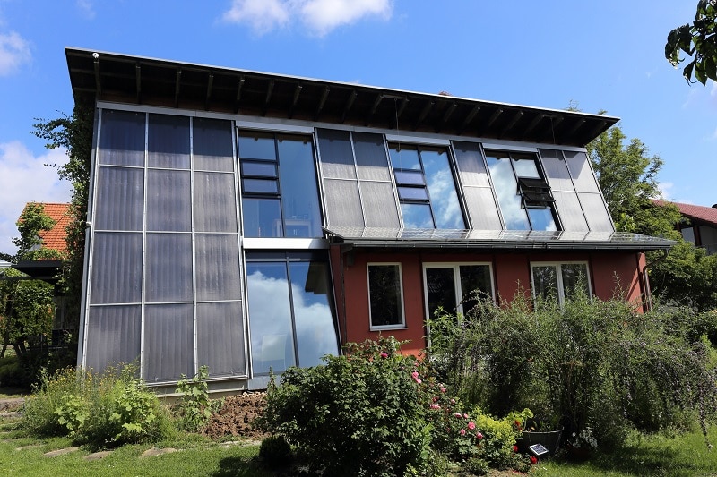 SolarAktivHäuser wie das in Freiburg heizen haupt­sächlich mit Sonnenwärme. Forscher haben wissenschaftlich untersucht, wie sich deren Energiekonzept weiter optimieren lässt und wurden dabei vom Bund gefördert. Foto: Klaus Lambrecht, www.solaroffice.de