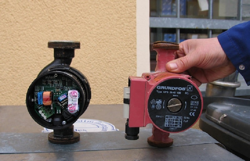 Alte (links) und neue Hocheffizienzheizungspumpe. Foto: Urbansky