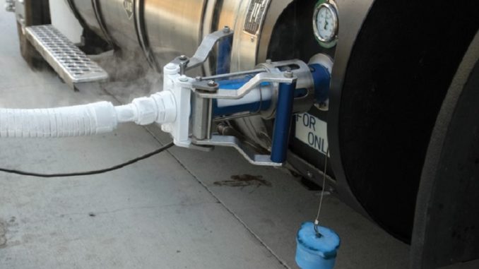 erdgas-mobil-LNG_Tankvorgang Kaum komplizierter als beim Diesel: Tankvorgang mit LNG. Fotoerdgas mobil