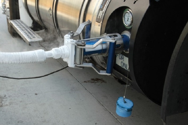 Kaum komplizierter als beim Diesel: Tankvorgang mit LNG. Fotoerdgas mobil