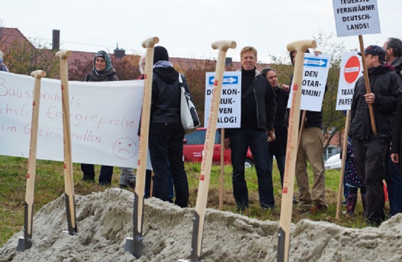 Protestierer gegen hohe Kosten für Nahwärme in Gutleutmatten, Foto: freiburg-gutleutmatten.de