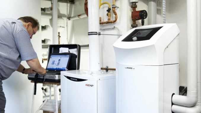 110519_0610 Kleine KWK brauchen nicht mehr Platz als eine herkömmliche Heizung, dafür ist die Investition auch durch die Installationsumgebung mit Pufferspeicher, Abgassystemen und speziellen Anforderungen an die Hydraulik höher. Foto: Vaillant