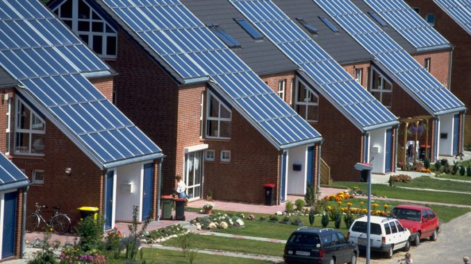 Thermie-Anwendungen-24_Wagner_Hamburg Solarthermieanwendung in einer Hamburger Wohnsiedlung. Foto: Wagner Solar Klimaschutzplan, Wärmemarkt, Heizung