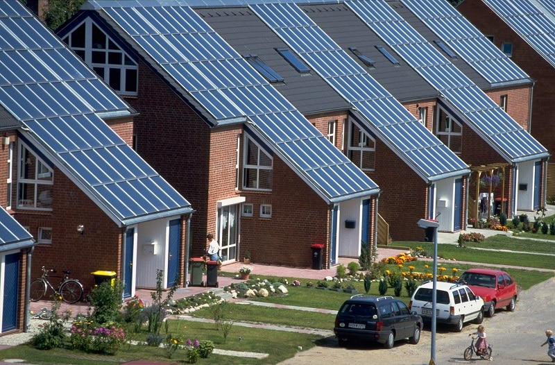 Solarthermieanwendung in einer Hamburger Wohnsiedlung. Foto: Wagner Solar Klimaschutzplan, Wärmemarkt, Heizung