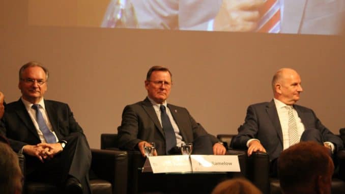 IMG_4285 Drei Stühle, zwei Meinungen zur Energiewende: Die Ministerpräsidenten Reiner Haselhoff, Bodo Ramelow und Dietmar Woidke (von links). Foto: Urbansky
