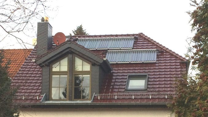 IMG_8349 Im Falle einer umfassenden energetischen Sanierung mit Erneuerung des Daches lohnt sich eine Solarthermieanlage, wie hier zur Unterstützung des Heizungskreislaufes. Foto: Urbansky EnEV, Heizung, Hybride, Kesseltausch