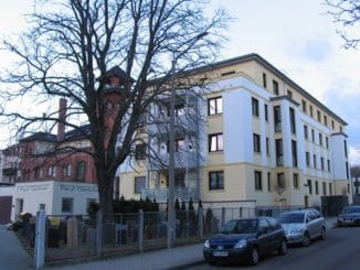 Atrium-Objekt St. Florian in Leipzig. Links die namensgebende Feuerwache. Es kommt komplett ohne Außen-Dämmung aus. Beheizt wird es mit Flüssiggas und Solarthermie. Foto: Urbansky EnEV, Dämmung, Neubau, Sanierung, Modernisierung, Effizienz