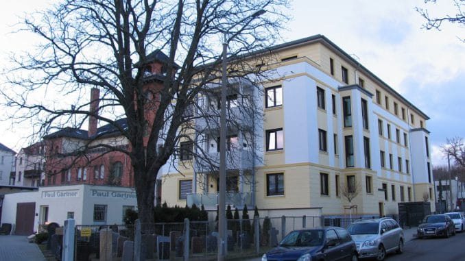 IMG_8811 Atrium-Objekt St. Florian in Leipzig. Links die namensgebende Feuerwache. Es kommt komplett ohne Außen-Dämmung aus. Beheizt wird es mit Flüssiggas und Solarthermie. Foto: Urbansky EnEV, Dämmung, Neubau, Sanierung, Modernisierung, Effizienz