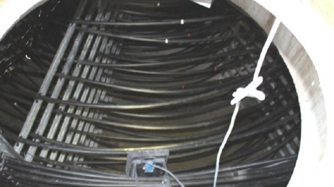 4by3 Der mit Leitungswasser gefüllte Eisspeicher ist ein sehr großer Betonbehälter, in dem die Wärme aus der Außenluft oder solarer Einstrahlung gespeichert wird. Dem Wärmetauscher wird mittels Wärmepumpe Wärme entzogen. Foto: Urbansky Heizen, Eis, Wärmepumpe, Kristallisation