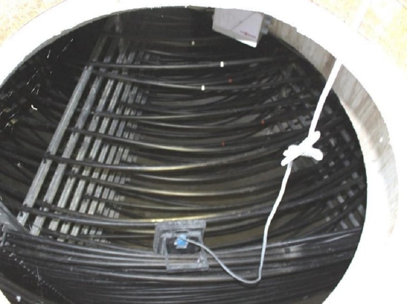 Der mit Leitungswasser gefüllte Eisspeicher ist ein sehr großer Betonbehälter, in dem die Wärme aus der Außenluft oder solarer Einstrahlung gespeichert wird. Dem Wärmetauscher wird mittels Wärmepumpe Wärme entzogen. Foto: Urbansky Heizen, Eis, Wärmepumpe, Kristallisation