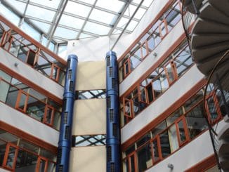 Wärme und Kühle kommen im Atrium des Energon aus den Säulen in der Mitte. Foto: Urbansky Lüftung, Kühlung, Erdwärme, Wärmepuimpe, Passivhaus, Betonkernaktivierung