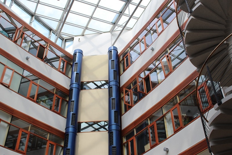 Wärme und Kühle kommen im Atrium des Energon aus den Säulen in der Mitte. Foto: Urbansky Lüftung, Kühlung, Erdwärme, Wärmepuimpe, Passivhaus, Betonkernaktivierung