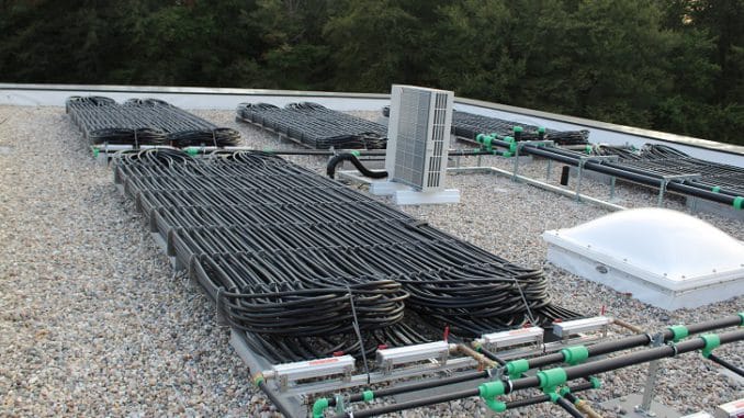 img_5468 Solarabsorber auf dem Dach ergänzen technisch den Eisspeicher. Foto: Urbansky Solarabsorber, Eisspeicher, Heizen mit Eis, Lüftung, Kühlung, Passivhaus