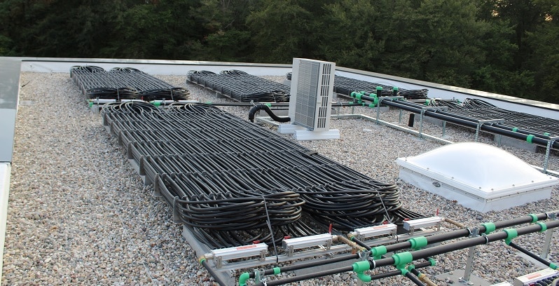 Solarabsorber auf dem Dach ergänzen technisch den Eisspeicher. Foto: Urbansky Solarabsorber, Eisspeicher, Heizen mit Eis, Lüftung, Kühlung, Passivhaus